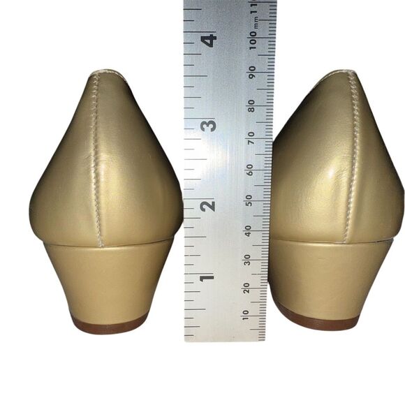 Vintage Salvatore Ferragamo Gold‎ Leather sz 8 Narrow Vara Bow Kitten Heel Pumps - Picture 6 of 8
